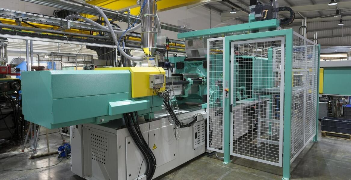 Na czym polega eliminowanie wad wyprasek tworzyw sztucznych?