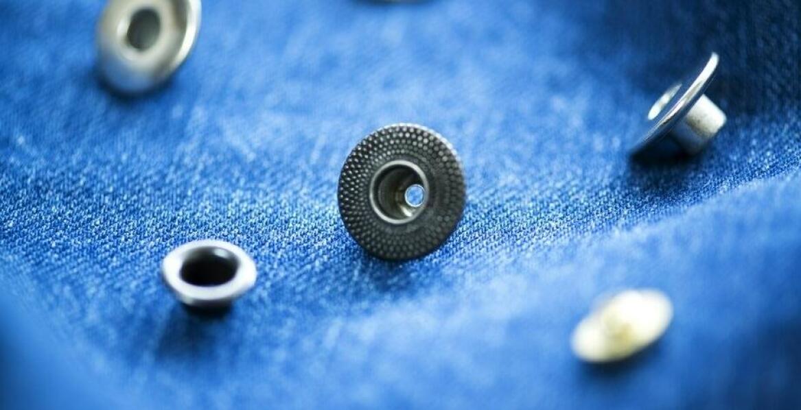 Ozdobne nity krawieckie z tworzywa i możliwości ich zastosowania