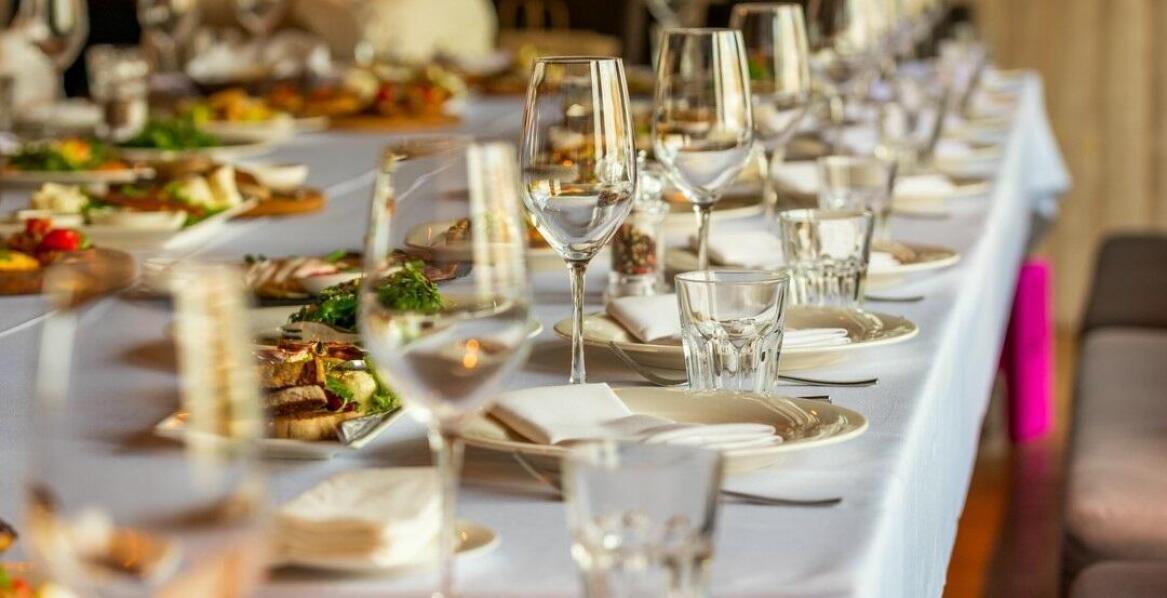 Jak zorganizować przyjęcie niespodziankę w lokalu?