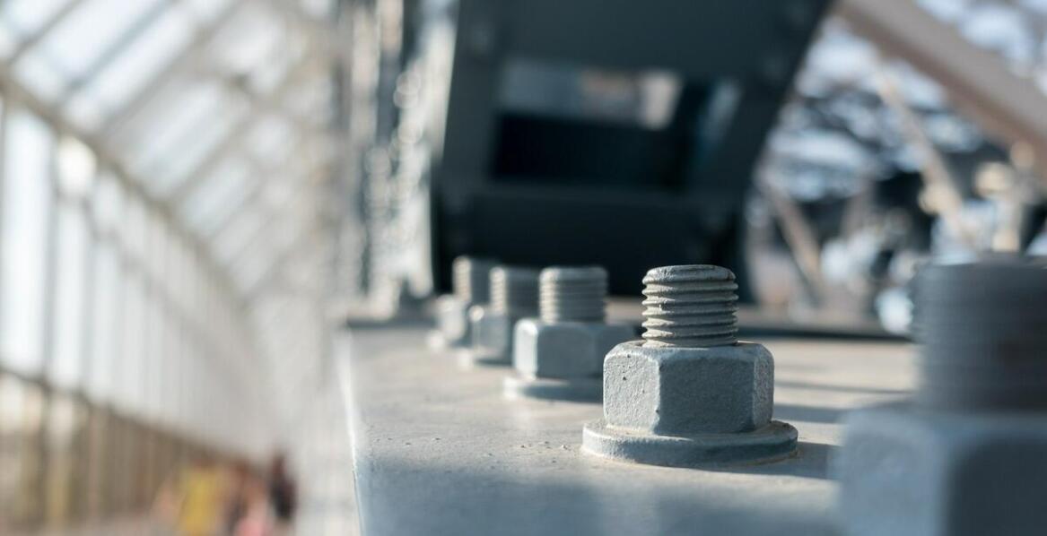 Gdzie wykorzystuje się śruby cynkowane ogniowo?