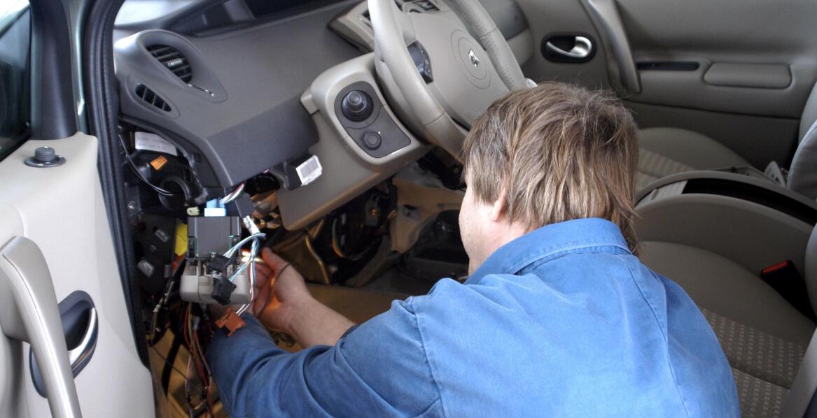 Kiedy warto skorzystać z usług elektryka samochodowego?