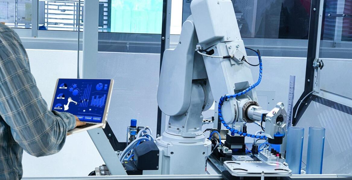 Jakie są kluczowe etapy wdrożenia automatyki przemysłowej w procesach produkcyjnych?