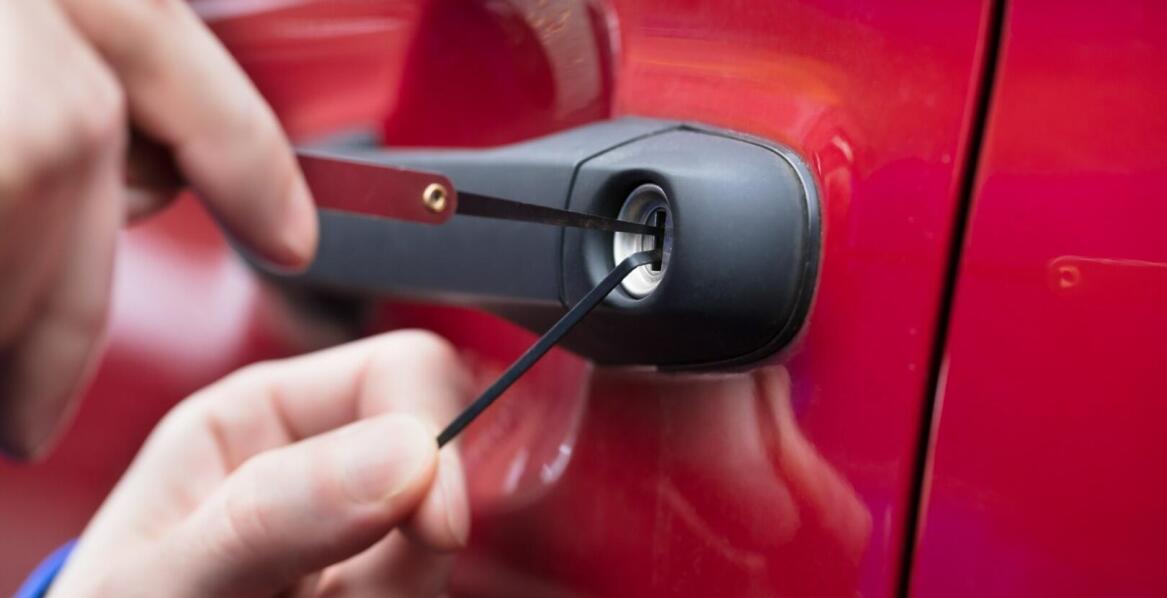 W jaki sposób awaryjnie otwiera się samochód?