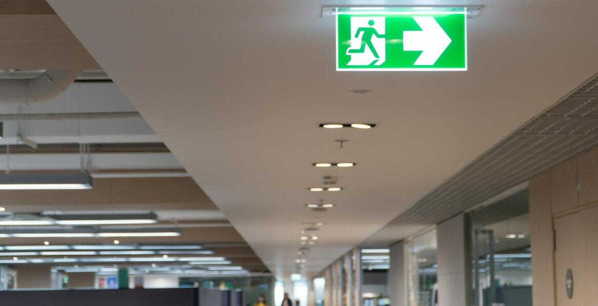 Czy warto inwestować w oprawy oświetlenia awaryjnego LED z funkcją samotestującą się?