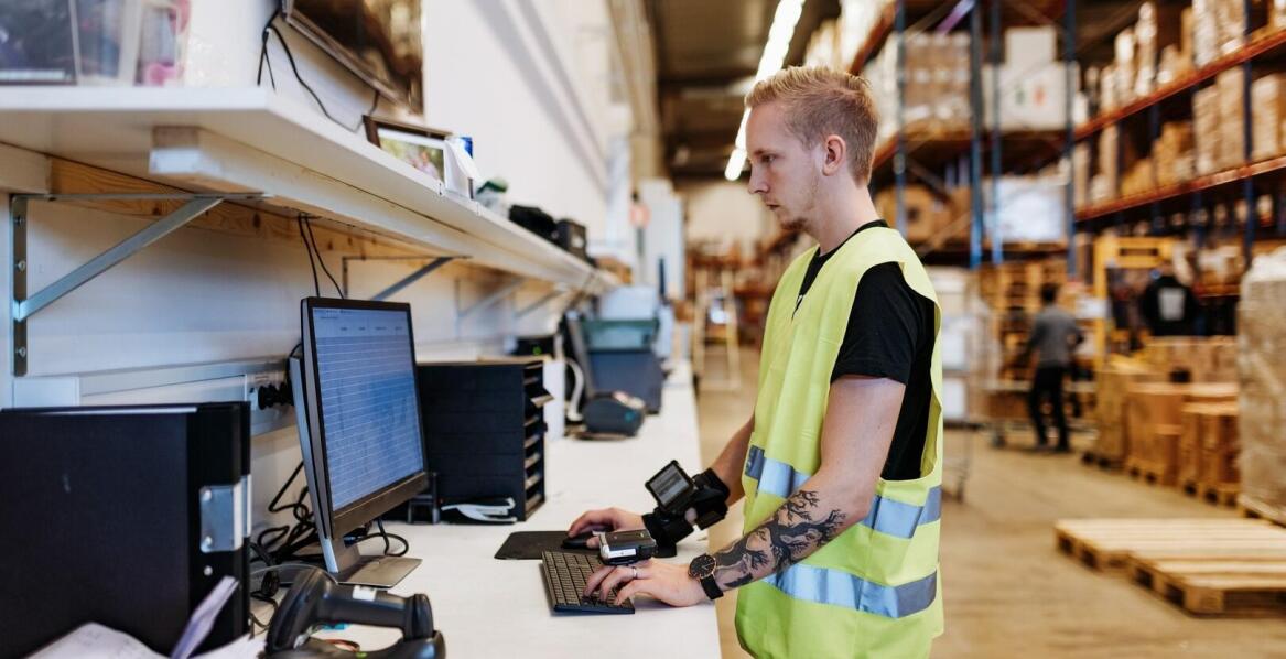 Jakie wyzwania wiążą się z wdrożeniem systemu do zarządzania magazynem?