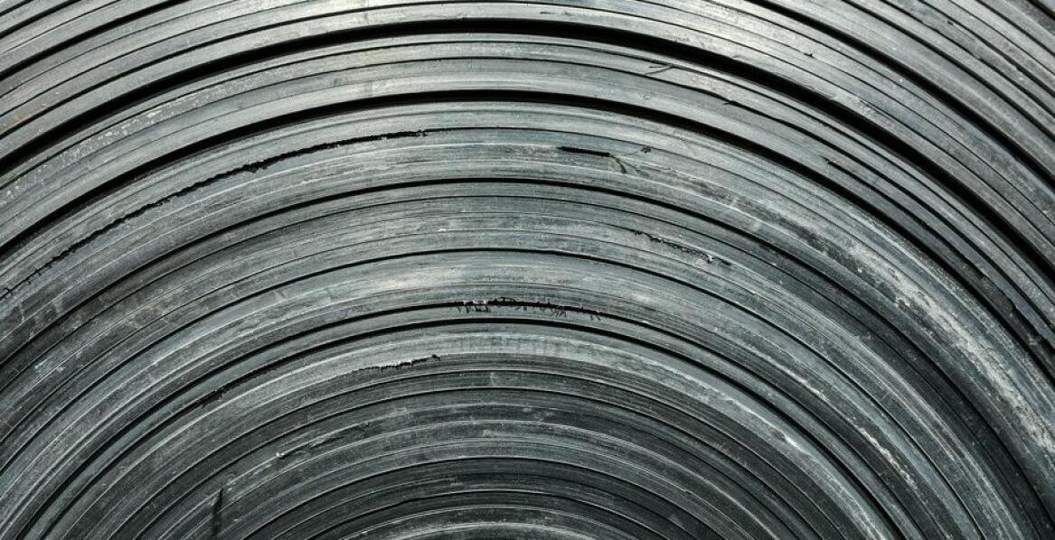 Jakie są różnice między profilami z gumy naturalnej i syntetycznej?