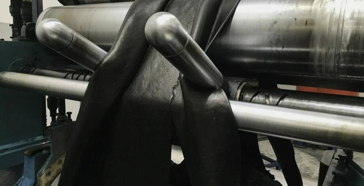 Jakie są etapy produkcji profili z gumy porowatej?