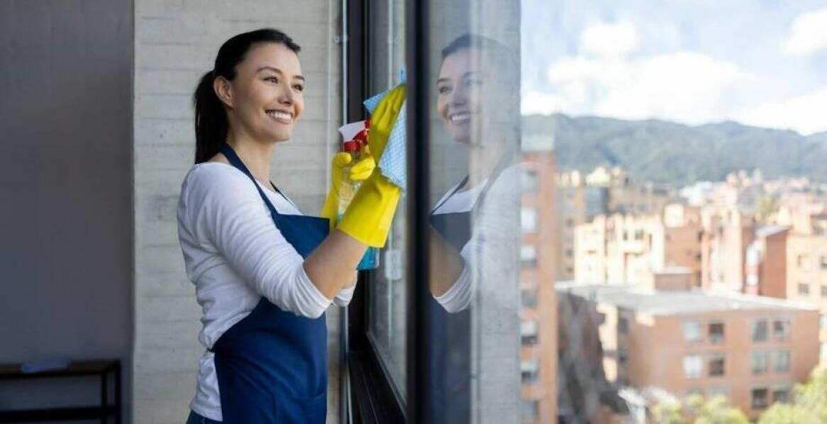 Szybkie i skuteczne mycie okien. Techniki i wskazówki