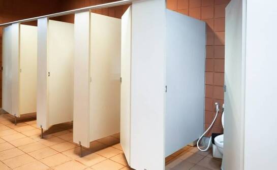 Czym się odznaczają ścianki hpl w kabinach sanitarnych?