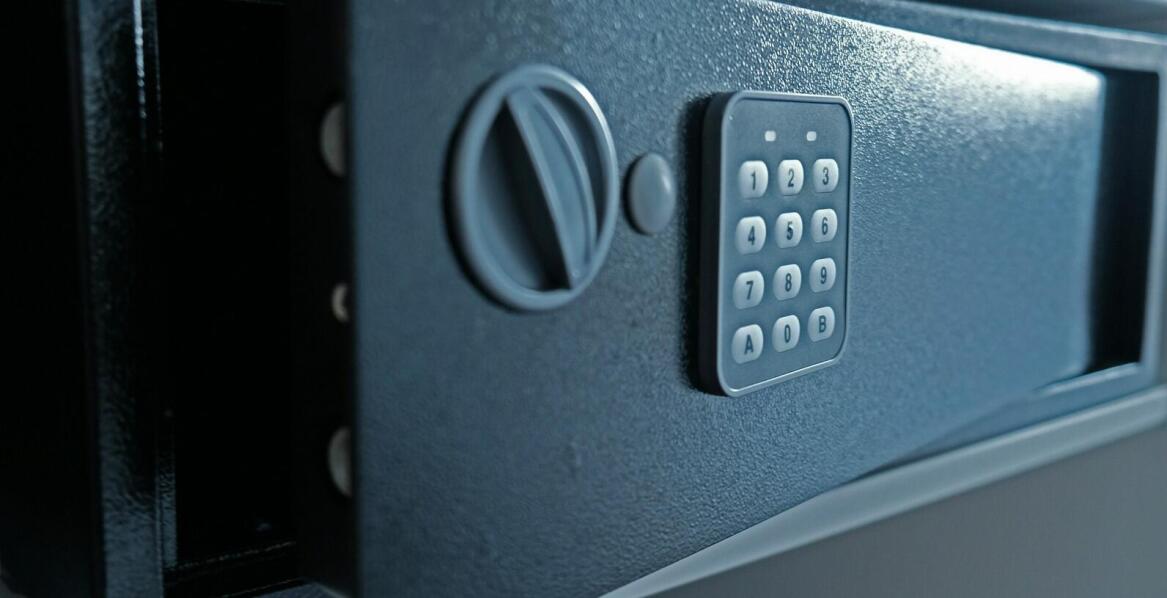 Dlaczego warto mieć sejf do przechowywania broni?