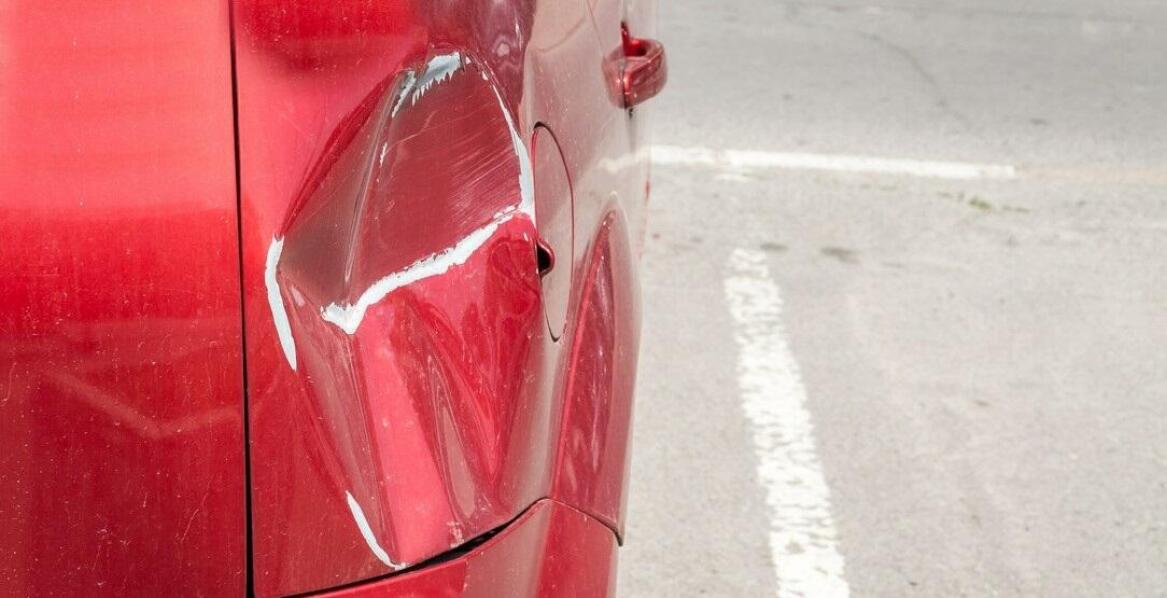 Kto odpowiada za zniszczenie auta na parkingu lotniskowym?