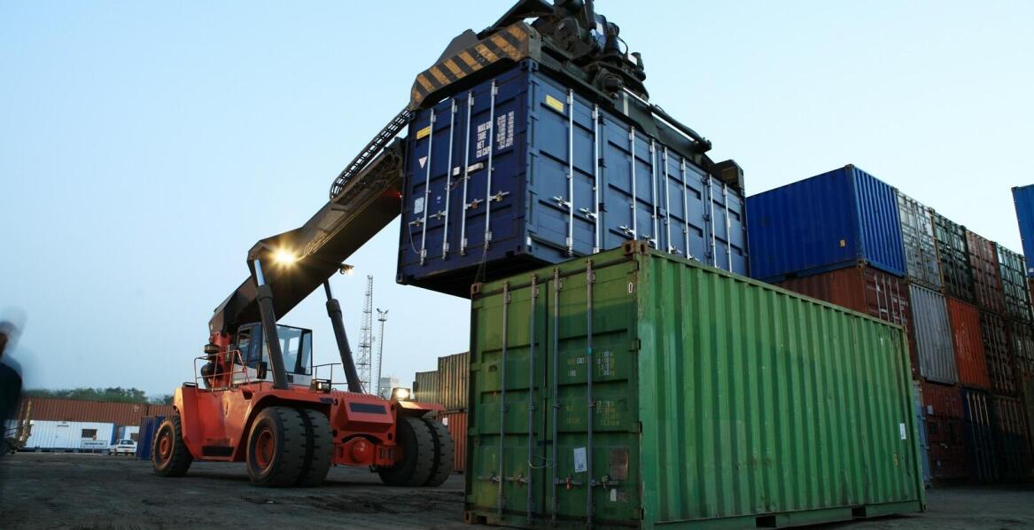 Na czym polega usługa transportu kontenerów?