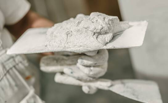 Kiedy i jak stosować zaprawę wyrównującą?