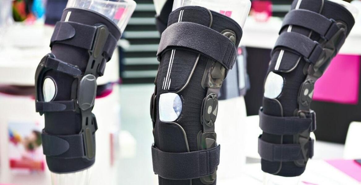 Jak wybrać ortezę na narty?