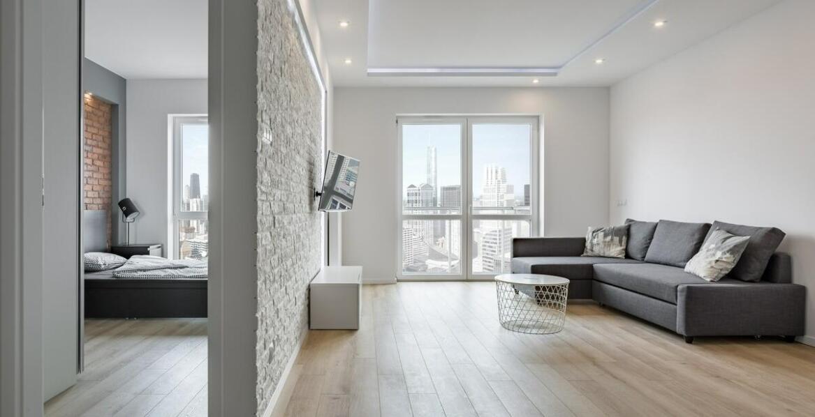 Jakie są zalety i wady posiadania podłogi drewnianej w mieszkaniu?