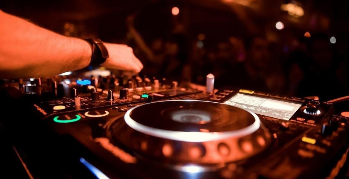 Jakie pytania zadać DJ-owi przed wynajęciem go na osiemnastkę?