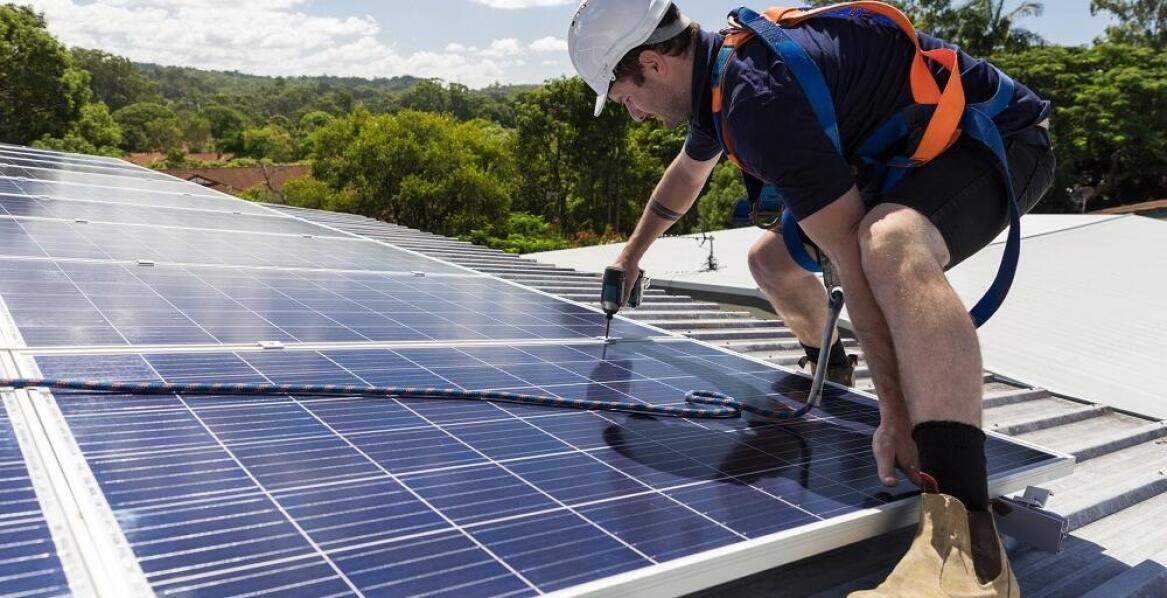 Na co zwrócić uwagę, wybierając firmę do montażu paneli fotowoltaicznych?