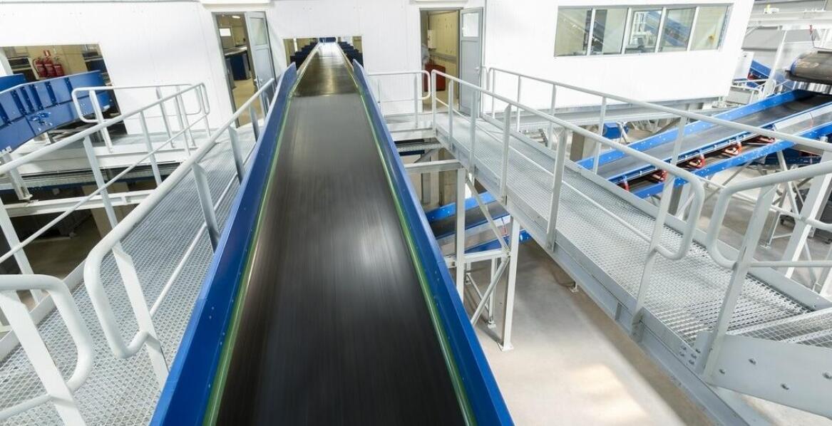 Jakie są aspekty bezpieczeństwa pracy związane z użytkowaniem gumowych taśm transportowych?