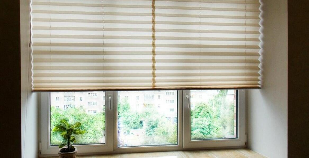 Plusy i minusy plis jako dekoracji okien