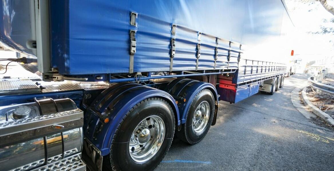 Jakie są różne rodzaje plandek na tiry?