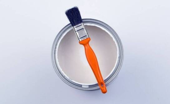 Jakie są zalety stosowania farby alkidowej do metalu?