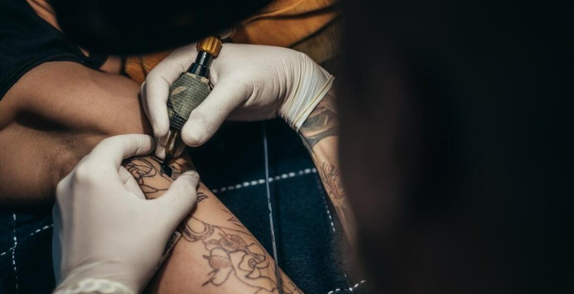 Kluczowe aspekty dobrego tatuażu damskiego na przedramieniu