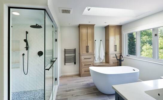 W jakich łazienkach sprawdzi się wanna wolnostojąca?