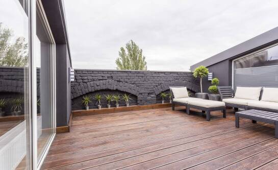 Z jakiego drewna warto wybrać deski tarasowe?