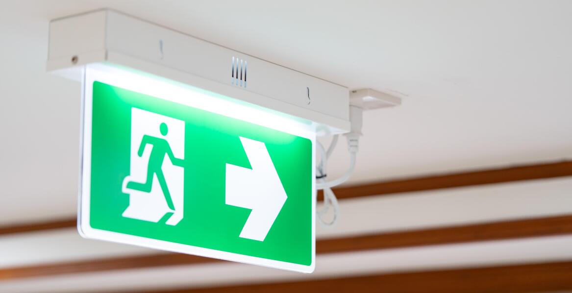 Jak wykonać diagnostykę problemów z oświetleniem awaryjnym?