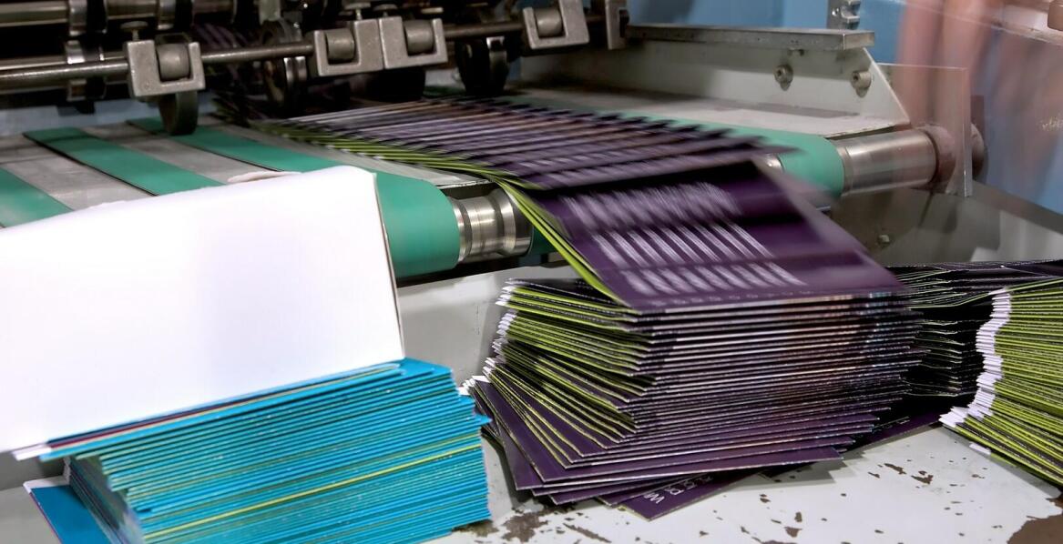 Czy warto zdecydować się na druk folderów w drukarni?