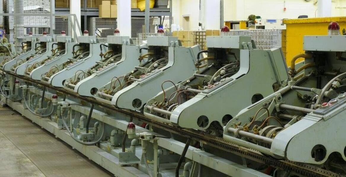 Jakie są najważniejsze kryteria wyboru maszyny do produkcji, aby zapewnić wysoką jakość produktów i efektywność procesu produkcyjnego?
