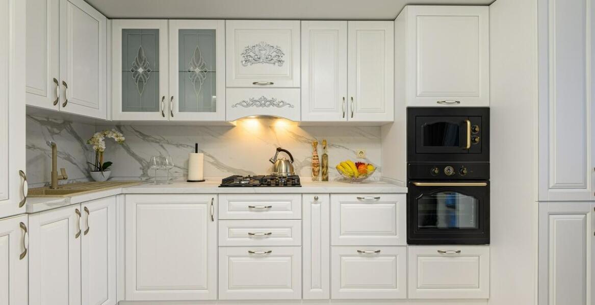 Jakie są zalety i wady kuchni z zabudową w kształcie litery L?