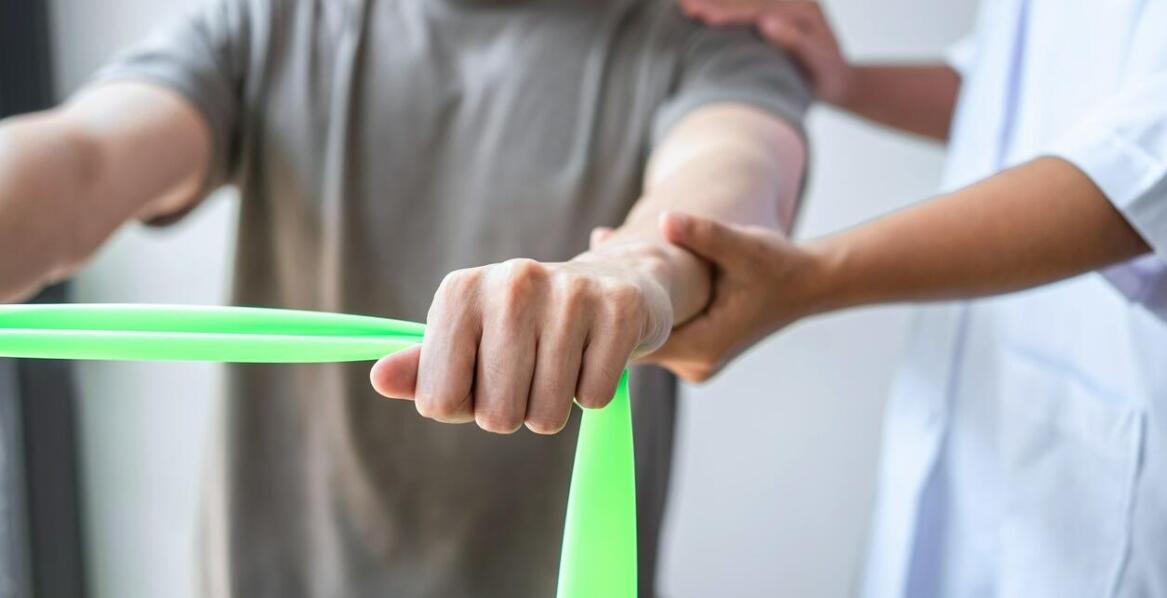 Czy rehabilitacja jest kluczowa w leczeniu przewlekłego bólu kręgosłupa?