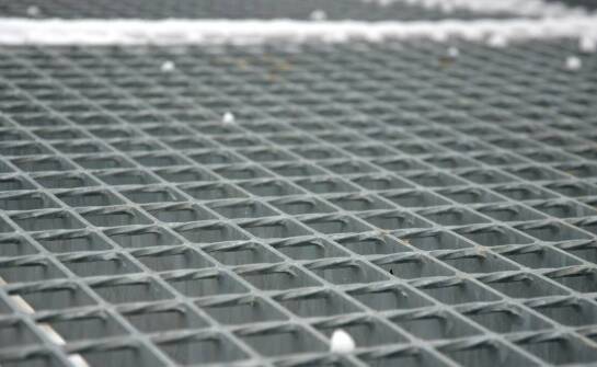 Jakie znaczenie w budownictwie mają kraty podestowe?