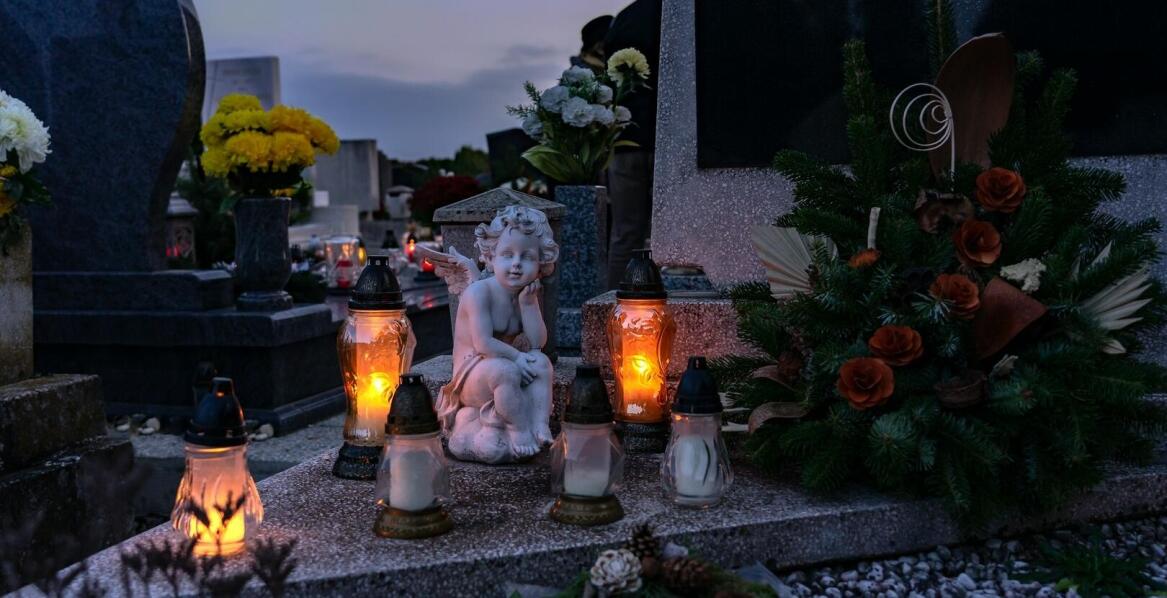 Jak wybrać odpowiednią dedykację na zniczu dla bliskiej osoby?