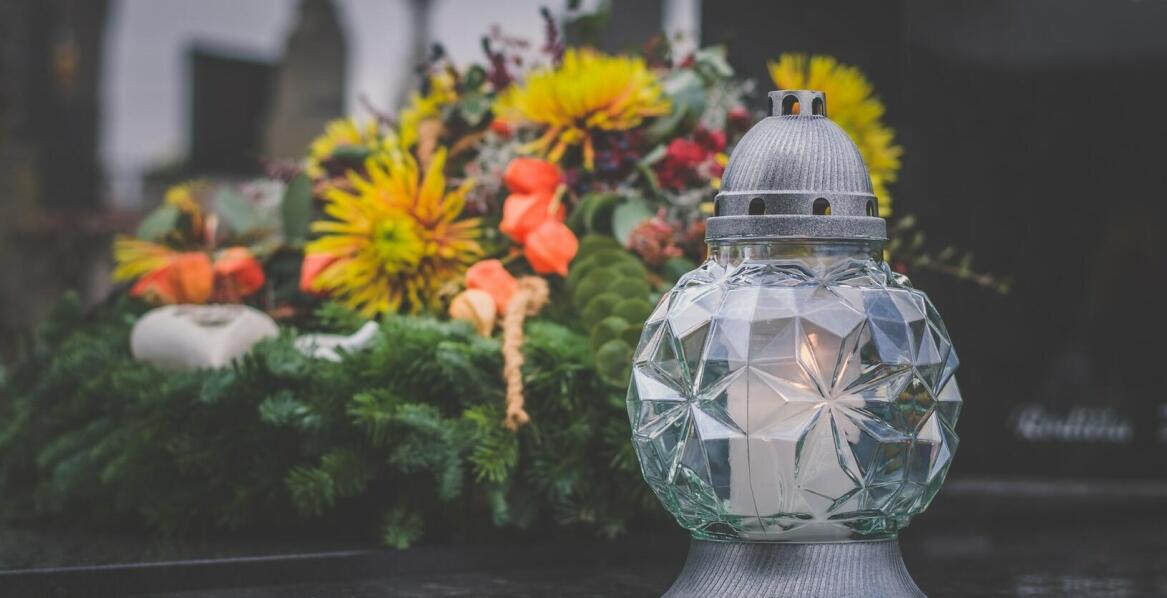 Wkłady olejowe do zniczy: jakie są przepisy prawne dotyczące ich stosowania?