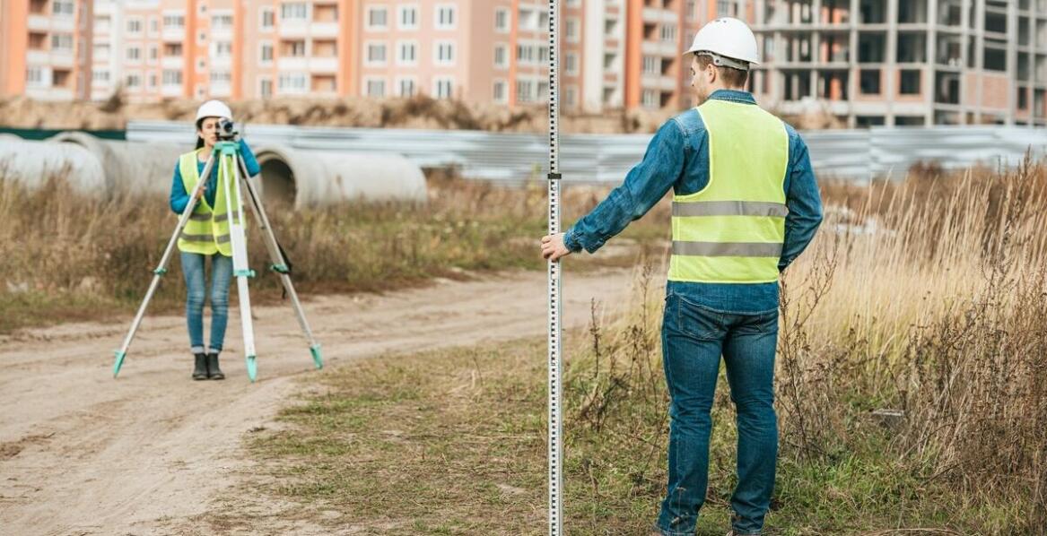 Jakie są różnice między geodezją a kartografią?