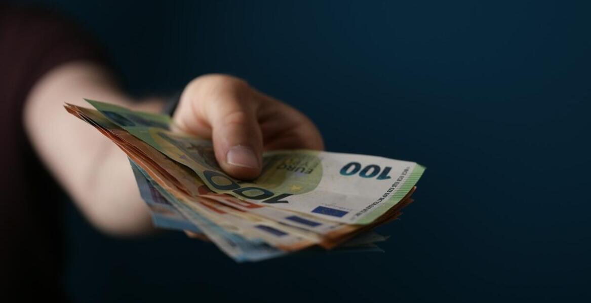 Jakie są korzyści z akceptacji kaucji w gotówce przy wynajmie auta dostawczego?