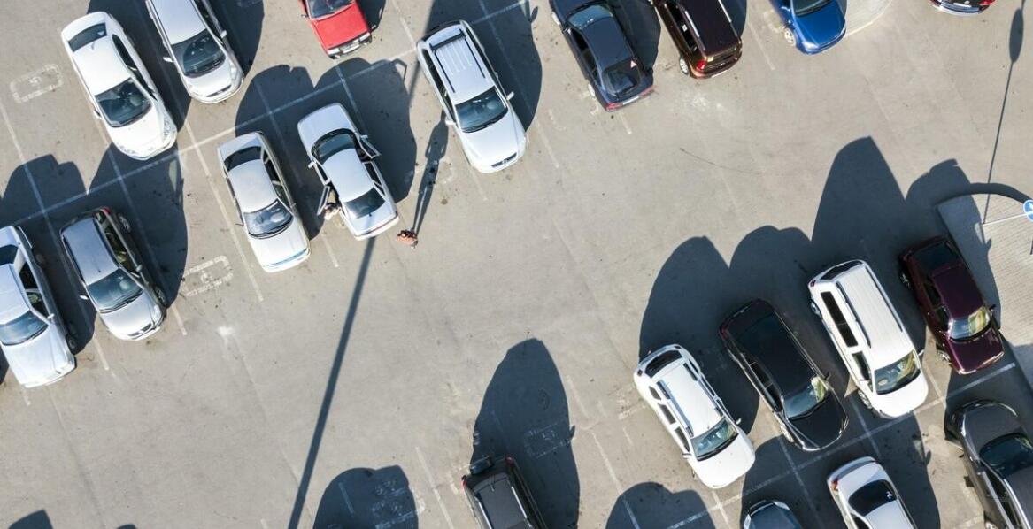 Kiedy wybrać parking przy lotnisku?