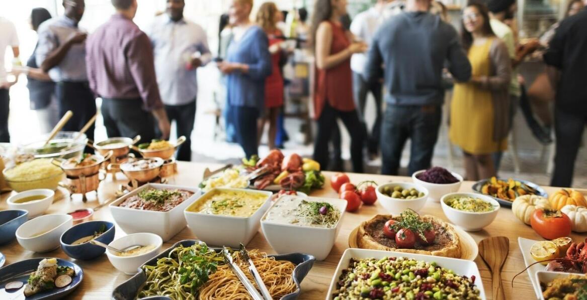 Menu na przyjęcie urodzinowe: jak dopasować catering do gustu solenizanta?