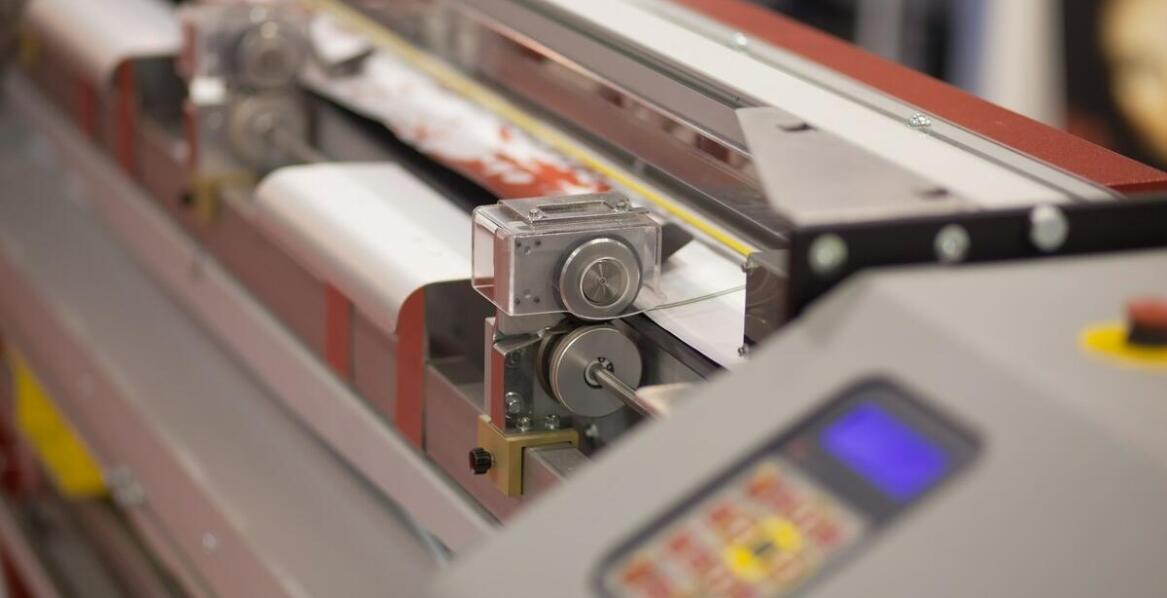 Porównanie haftu komputerowego i maszynowego: co warto wiedzieć?