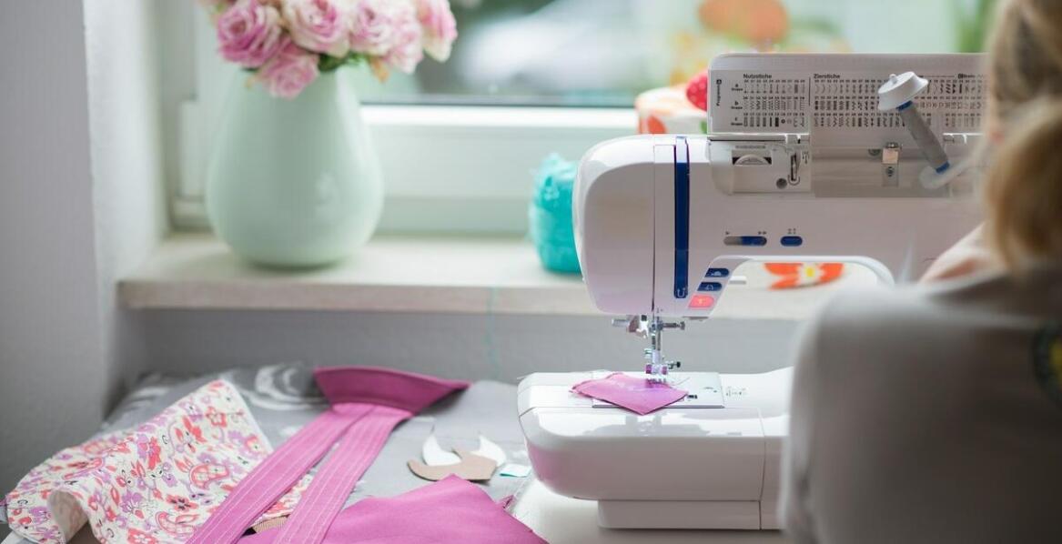 Dlaczego warto uczyć dzieci szycia? Korzyści z nauki krawiectwa