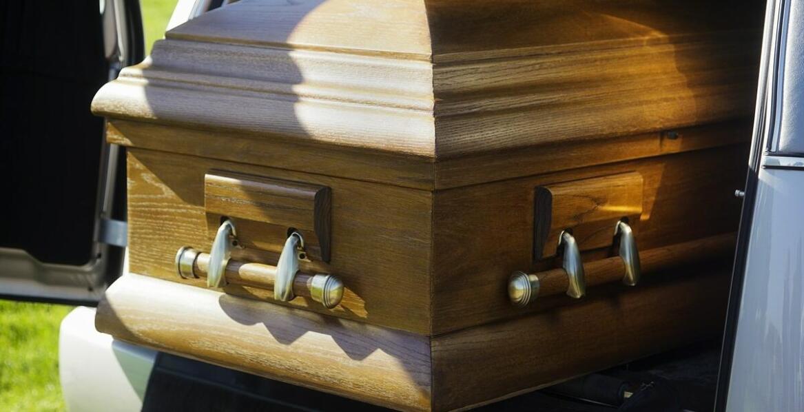 Jakie są najczęstsze problemy i wyzwania związane z międzynarodowym transportem zmarłych?