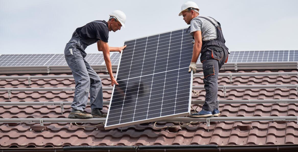 Usługi dekarskie a fotowoltaika - montaż paneli słonecznych na dachu