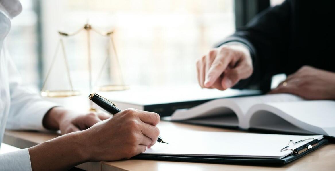 Czy warto korzystać z usług doradcy prawnego przy sporządzaniu aktów notarialnych?