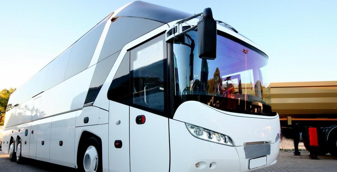 Bezpieczeństwo podróży autokarem: jakie standardy oferują firmy przewozowe z Opola Lubelskiego?