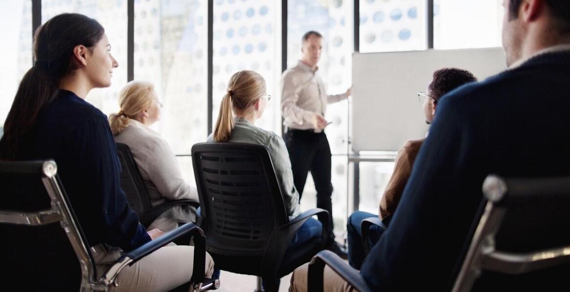 W jaki sposób szkolenia z zakresu przywództwa mogą wpłynąć na rozwój kariery menedżera?