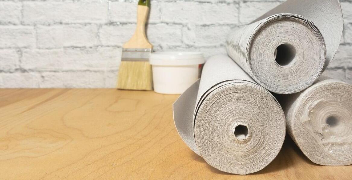 Tapety samoprzylepne a tradycyjne: czy warto stosować klej?