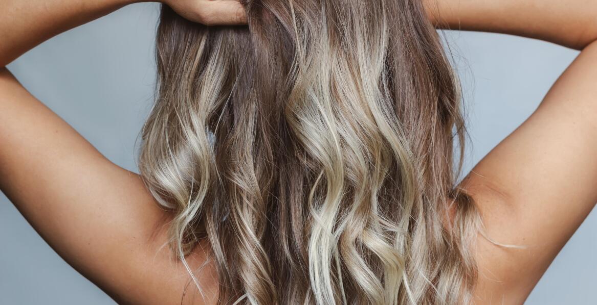 Jak rozjaśnić włosy w domu bez rozjaśniacza: naturalne sposoby w domowym zaciszu