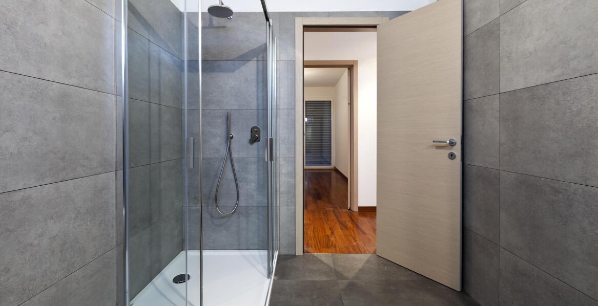 Jakie są zalety kabin prysznicowych z drzwiami przesuwnymi?